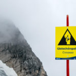 Warnschild Gletscherspalten am Dachstein