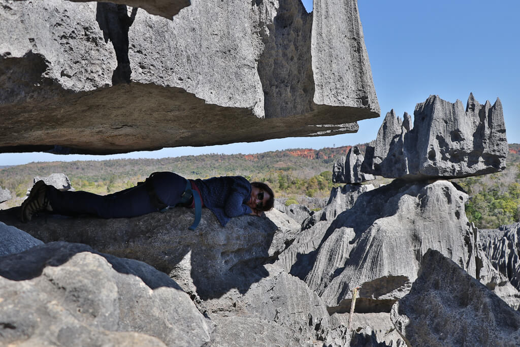 Cori sucht Schatten im Tsingy de Bemaraha Nationalpark