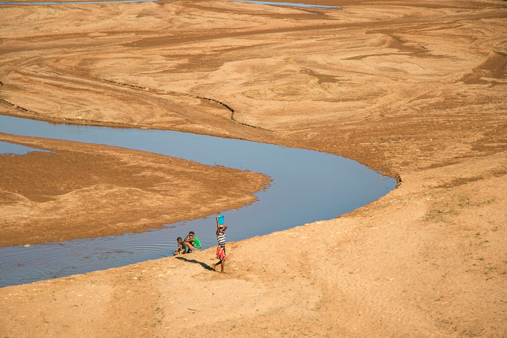 Wasser holen aus Fluss Tsiribihina