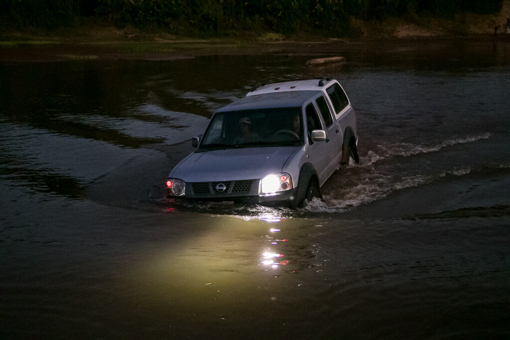 Fluss furten in Madagaskar