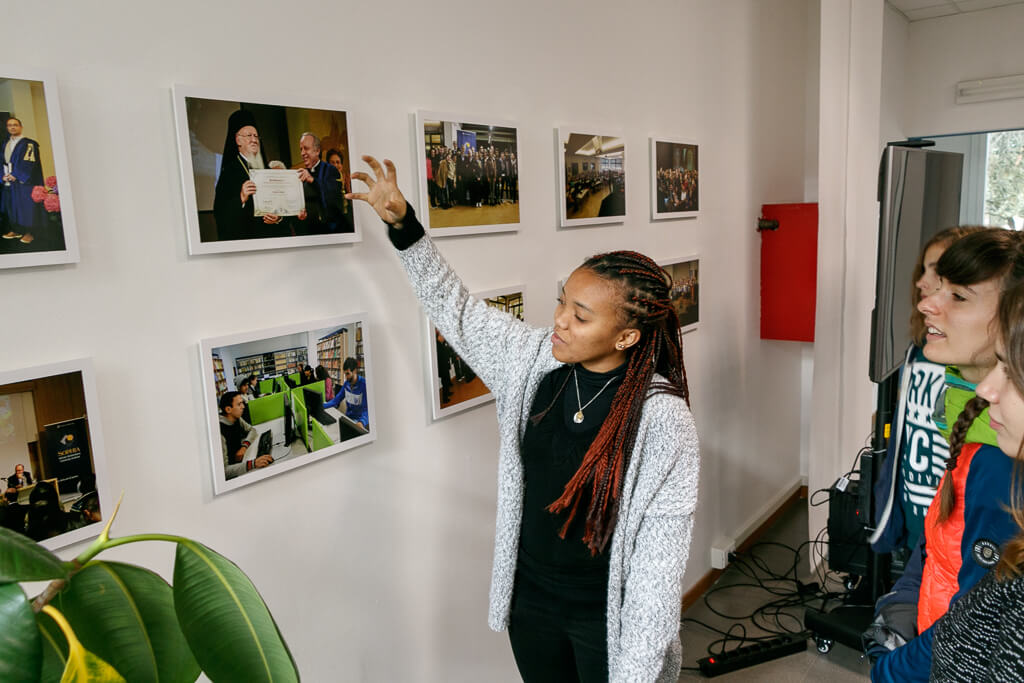 Prisca erklärt den Unialltag an der Universität Sophia