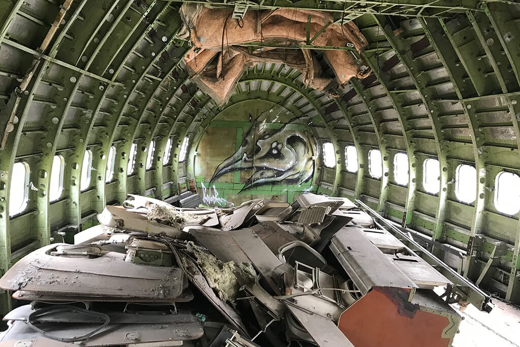 First Class im Flugzeugwrack am Airplane Graveyard in Bangkok