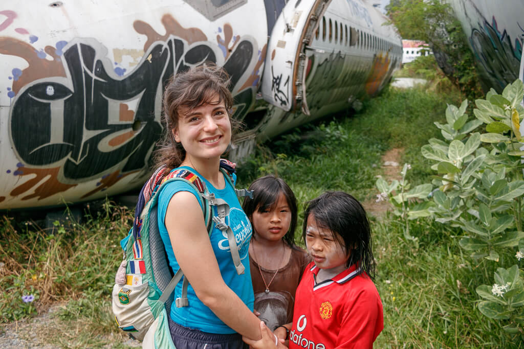 Thai-Familie am Airplane Graveyard in Bangkok