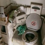 Toilette im Flugzeugwrack