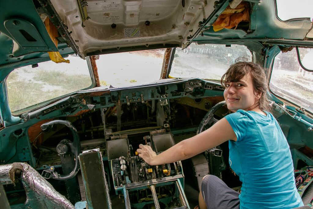 Cockpit im Flugzeugwrack am Airplane Graveyard in Bangkok