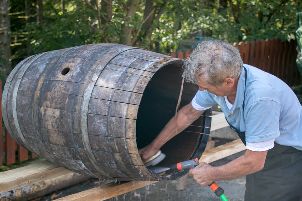 Karl Krenn beim Reinigen der Barrique-Fässer