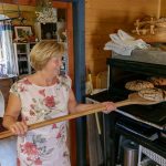 Johanna Krenn beim Brotbacken