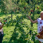 Cori und Johanna im Obstgarten