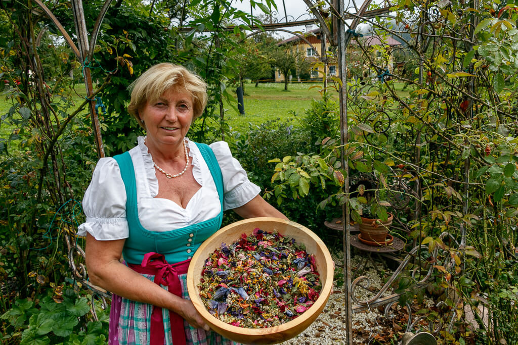 Johanna Krenn mit ihren getrockneten Kräutern