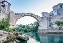 10 Tage Balkan Roadtrip: Unsere Route durch Bosnien, Kroatien, Montenegro und Serbien (Reiseplanung) (Titelbild) Stari Most über dem Fluss Neretva. photo credit: Faruk Kaymak via unsplash