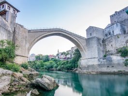 10 Tage Balkan Roadtrip: Unsere Route durch Bosnien, Kroatien, Montenegro und Serbien (Reiseplanung) (Titelbild) Stari Most über dem Fluss Neretva. photo credit: Faruk Kaymak via unsplash