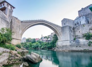 10 Tage Balkan Roadtrip: Unsere Route durch Bosnien, Kroatien, Montenegro und Serbien (Reiseplanung) (Titelbild) Stari Most über dem Fluss Neretva. photo credit: Faruk Kaymak via unsplash