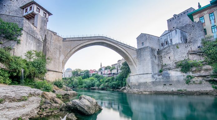 10 Tage Balkan Roadtrip: Unsere Route durch Bosnien, Kroatien, Montenegro und Serbien (Reiseplanung) (Titelbild) Stari Most über dem Fluss Neretva. photo credit: Faruk Kaymak via unsplash
