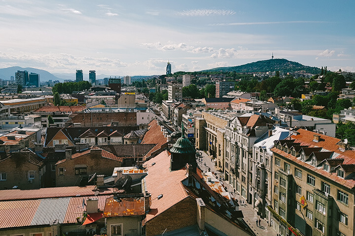 Sarajevo bei Tag. photo credit: Damir Bosnjak via unsplash