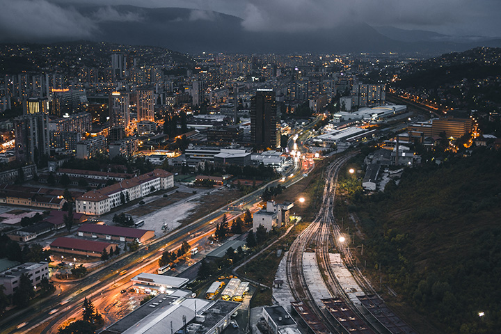 Sarajevo bei Nacht. photo credit: Natalya Letunova via unsplash