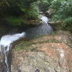 Am Wasserfall Chorros de las Campanas gehts steil hinab