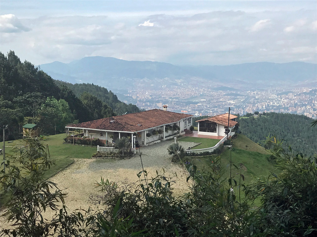 Blick vom Wanderweg bei La Catedral auf Medellin