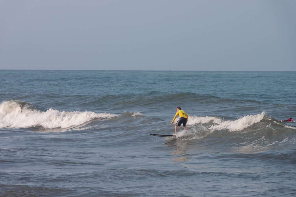 Surfer bei Costeno Beach Kolumbien