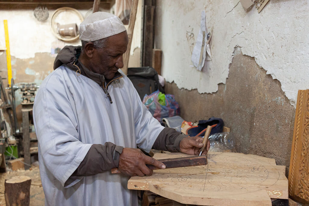 Marrakesch Holz schnitzen mit Hussain