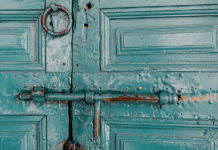 Ungeplant in Marrakesch Tür in Marrakesch Marokko, photo by Martin Adams / Unsplash