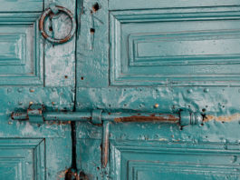 Ungeplant in Marrakesch Tür in Marrakesch Marokko, photo by Martin Adams / Unsplash