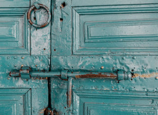 Ungeplant in Marrakesch Tür in Marrakesch Marokko, photo by Martin Adams / Unsplash