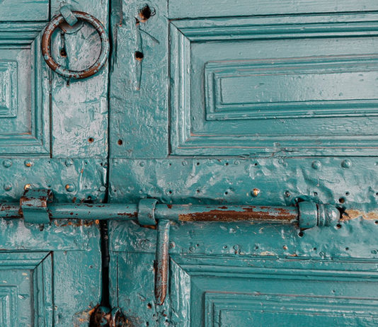 Ungeplant in Marrakesch Tür in Marrakesch Marokko, photo by Martin Adams / Unsplash