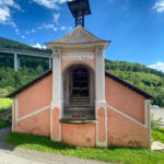 Geteilte Kirche vor der A10 Tauernautobahn in Gmünd