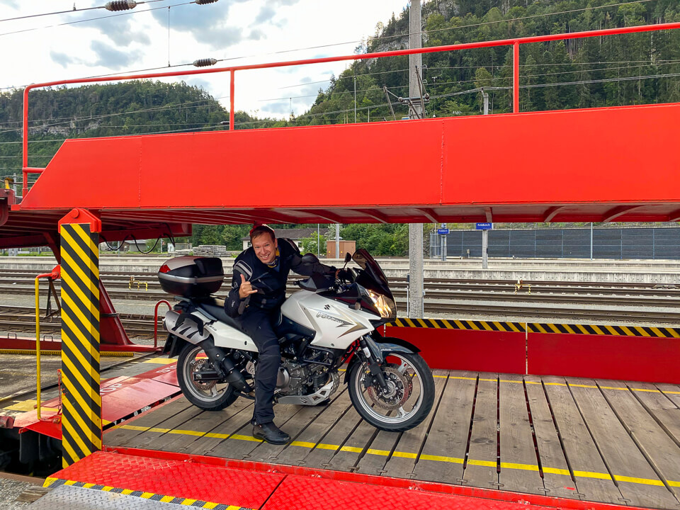 Motorradtransport am Autoreisezug nach Feldkirch