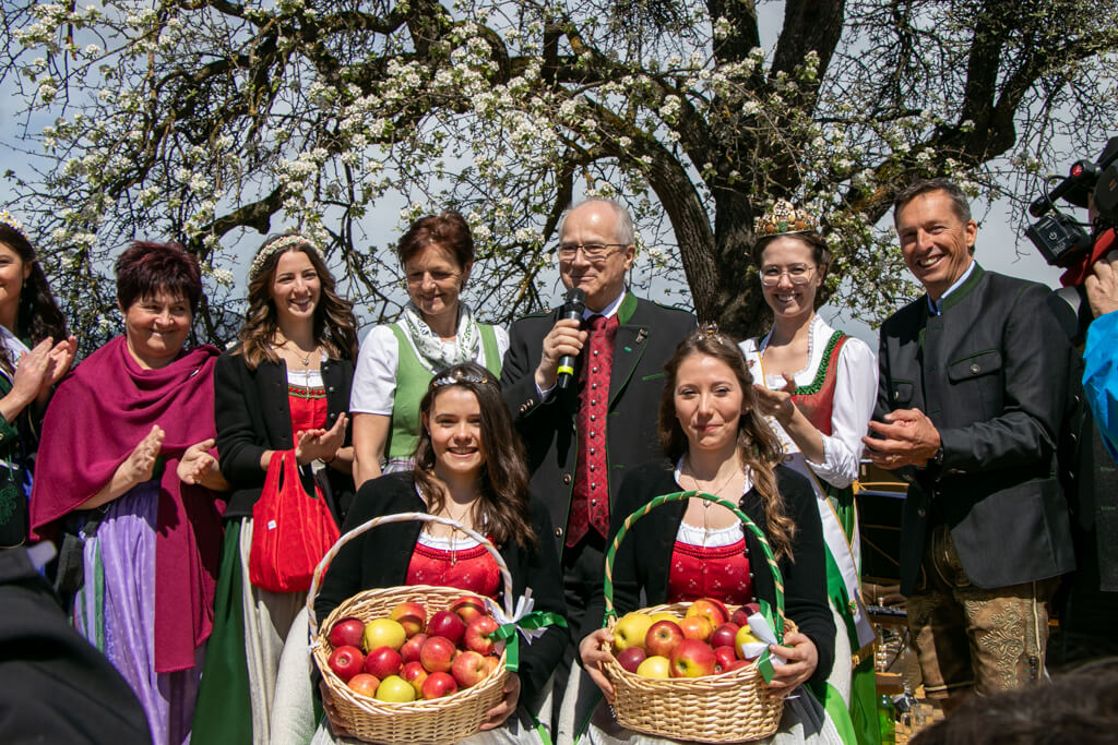 Apfelhoheiten beim Blütenfest 2022 in Puch im Steirischen ApfelLand