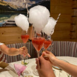 Erdbeer-Daiquiri mit Zuckerwatte - zum Wohl!