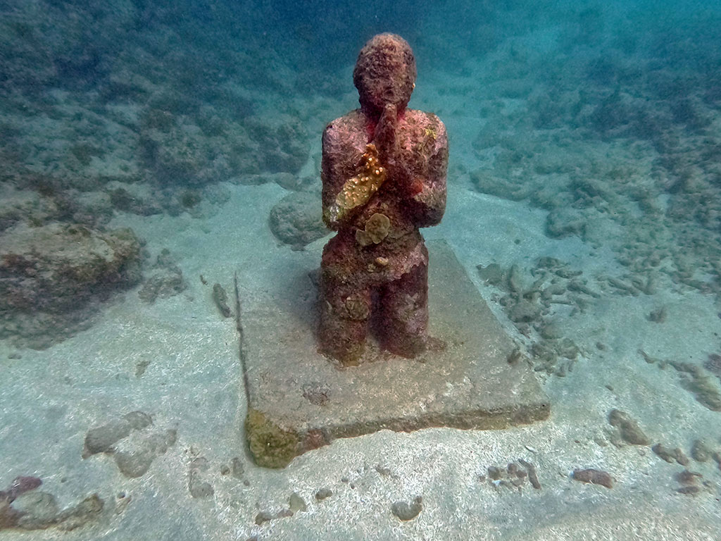 Betende Statue im Grenada Underwater Sculpture Park